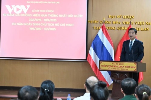 กิจกรรมรำลึกครบรอบ 50 ปีการปลดปล่อยภาคใต้ รวมประเทศเป็นเอกภาพและ 135 ปีวันคล้ายวันเกิดของประธานโฮจิมินห์ ณ ประเทศไทย - ảnh 1