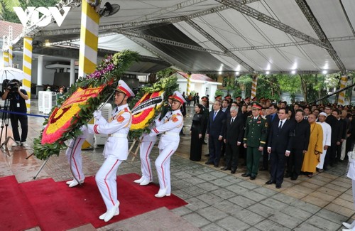 พิธีเคารพศพอดีตประธานประเทศ เจิ่นดึ๊กเลือง - ảnh 1