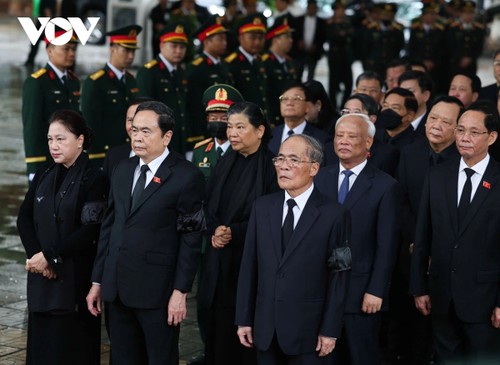 พิธีเคารพศพอดีตประธานประเทศ เจิ่นดึ๊กเลือง - ảnh 4