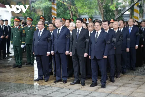 พิธีเคารพศพอดีตประธานประเทศ เจิ่นดึ๊กเลือง - ảnh 3