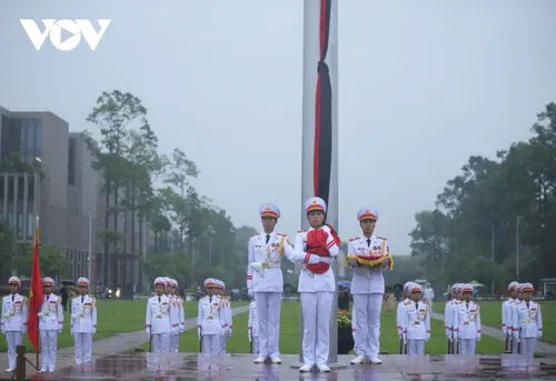 พิธีเคารพศพอดีตประธานประเทศ เจิ่นดึ๊กเลือง - ảnh 6