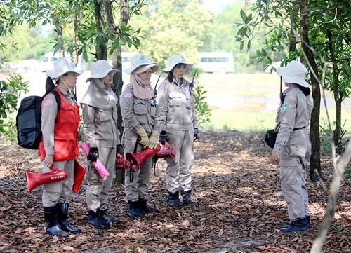 “ดอกกุหลาบเหล็ก” ในทีมเก็บกู้กับระเบิดหญิงที่จังหวัดกว๋างจิ - ảnh 3