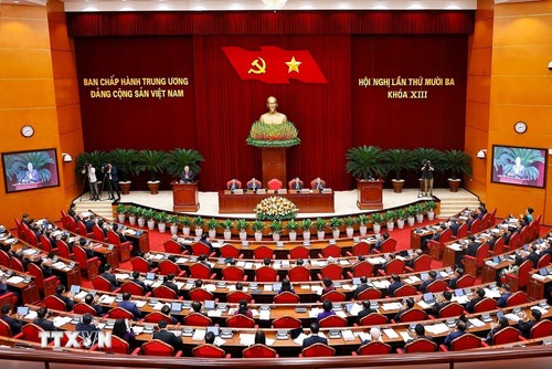 พรรคคอมมิวนิสต์เวียดนาม “ขับเคลื่อนนาวาอย่างมั่นคงท่ามกลางมรสุม” นำพาเวียดนามฝ่าฟันอุปสรรคเพื่อมุ่งหน้าต่อไป - ảnh 1