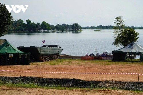 พิธีเปิดการฝึกซ้อมกู้ภัยระหว่างกองทัพลาว เวียดนามและกัมพูชา - ảnh 2