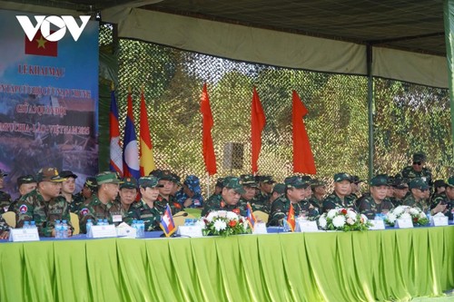 พิธีเปิดการฝึกซ้อมกู้ภัยระหว่างกองทัพลาว เวียดนามและกัมพูชา - ảnh 1