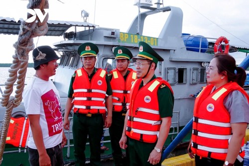 กองทัพเวียดนามร่วมแก้ไขปัญหา IUU รักษาอธิปไตยและพัฒนาอาชีพประมงเวียดนามอย่างยั่งยืน - ảnh 9