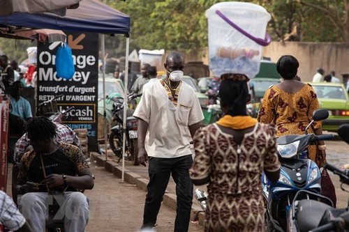 G20 backs poorer countries in fighting Covid-19 - ảnh 1