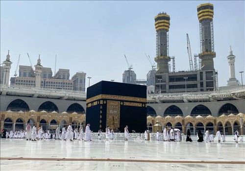 Saudi Arabia resumes Umrah after 6-month hiatus - ảnh 1