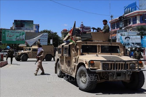 Taliban overruns several northern Afghan cities  - ảnh 1