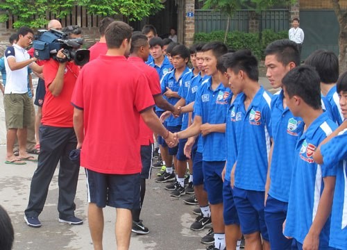 Arsenal hòa Học viện HAGL ở trận đấu 'gôn tôm' - ảnh 1