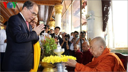 Chủ tịch Quốc hội Nguyễn Sinh Hùng dự hội thảo về công nghệ thông tin và thăm Chùa Vàng ở Myamar  - ảnh 2