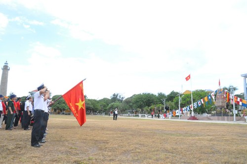 Kiều bào về thăm Trường Sa- nơi bình minh đầu tiên của Tổ quốc - ảnh 1