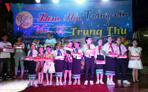 Tết Trung Thu của con em kiều bào Việt Nam tại Lào - ảnh 2