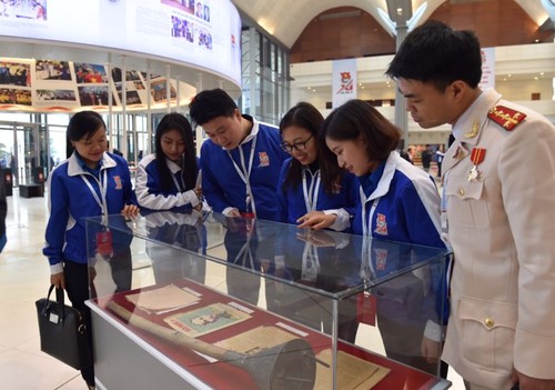 Khai mạc Triển lãm ảnh “Đoàn TNCS Hồ Chí Minh tự hào truyền thống- vững bước tương lai” - ảnh 1