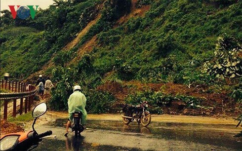 Lũ lớn chia cắt các tỉnh Tây Bắc: Nhiều người chết và mất tích, giao thông tê liệt - ảnh 4