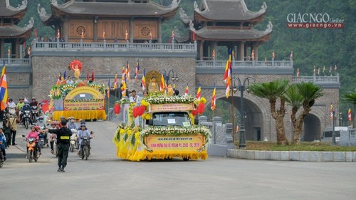 Diễu hành xe hoa trước Đại lễ Vesak tại Hà Nam - ảnh 3