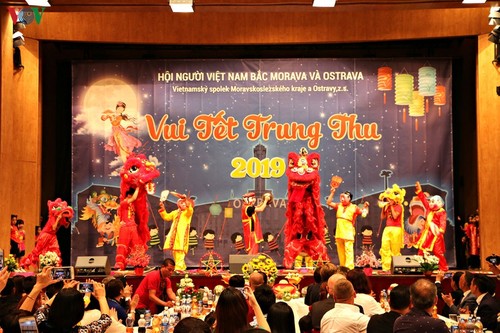 Tết Trung Thu đoàn viên của trẻ em Việt vùng biên giới Séc - ảnh 1