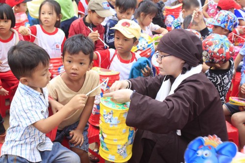 Trung thu sum vầy, đầm ấm với trẻ em quê nhà - ảnh 8