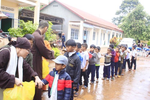 Trung thu sum vầy, đầm ấm với trẻ em quê nhà - ảnh 10