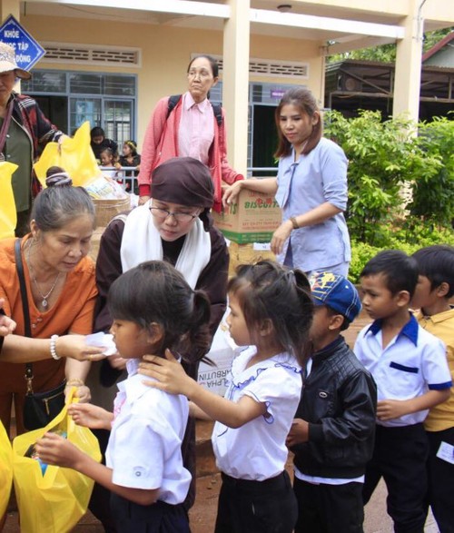 Trung thu sum vầy, đầm ấm với trẻ em quê nhà - ảnh 11