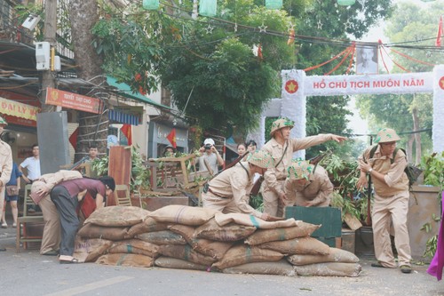 “Ký ức Hà Nội - 65 năm”  tái hiện lại không khí ngày Giải phóng Thủ đô - ảnh 6