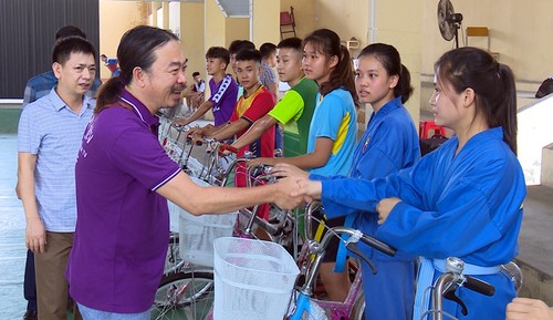 Trung tâm Huấn luyện và Thi đấu thể dục thể thao Yên Bái cùng Việt kiều Trường Nguyễn tặng xe đạp cho vận động viên - ảnh 1
