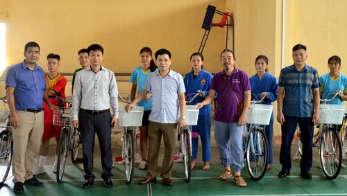 Trung tâm Huấn luyện và Thi đấu thể dục thể thao Yên Bái cùng Việt kiều Trường Nguyễn tặng xe đạp cho vận động viên - ảnh 2