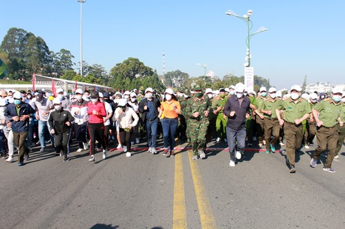 Ngày Thể thao Việt Nam 27/3: Tạo thói quen vận động hợp lý suốt đời để bảo vệ, nâng cao sức khỏe - ảnh 1