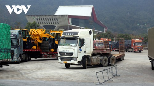 Lạng Sơn: Nhộn nhịp hoạt động xuất nhập khẩu, xuất nhập cảnh dịp nghỉ lễ - ảnh 1