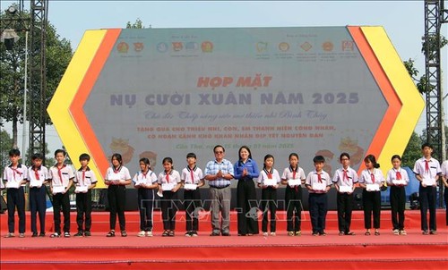 Mang Tết đến sớm với người có hoàn cảnh khó khăn - ảnh 1