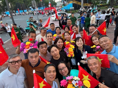 Kiều bào hân hoan tham gia lễ  diễu binh, diễu hành kỷ niệm 50 thống nhất đất nước - ảnh 1