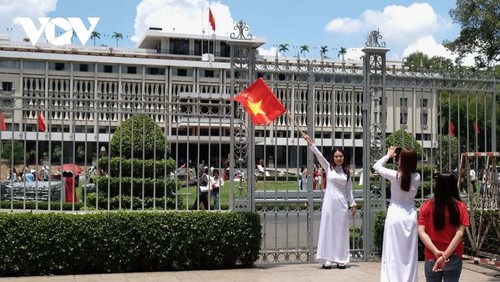 Người dân, du khách đổ về các điểm vui chơi, di tích lịch sử tại Thành phố Hồ Chí Minh - ảnh 1