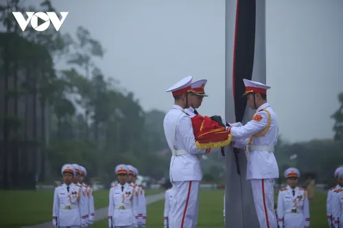 Lễ treo cờ rủ nguyên Chủ tịch nước Trần Đức Lương tại Quảng trường Ba Đình - ảnh 9