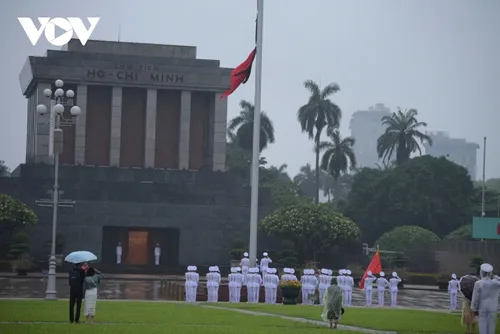 Lễ treo cờ rủ nguyên Chủ tịch nước Trần Đức Lương tại Quảng trường Ba Đình - ảnh 14