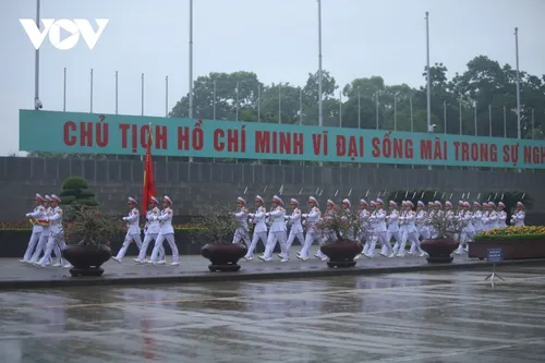 Lễ treo cờ rủ nguyên Chủ tịch nước Trần Đức Lương tại Quảng trường Ba Đình - ảnh 6