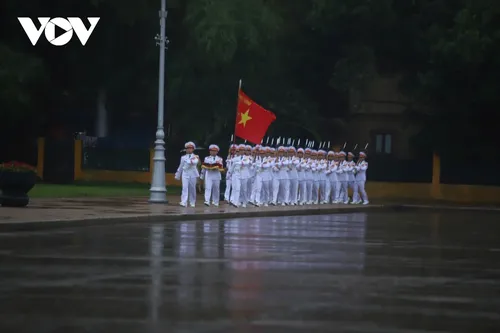 Lễ treo cờ rủ nguyên Chủ tịch nước Trần Đức Lương tại Quảng trường Ba Đình - ảnh 2