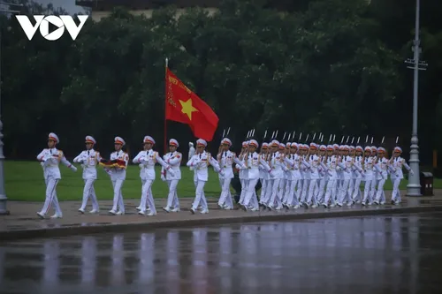 Lễ treo cờ rủ nguyên Chủ tịch nước Trần Đức Lương tại Quảng trường Ba Đình - ảnh 3