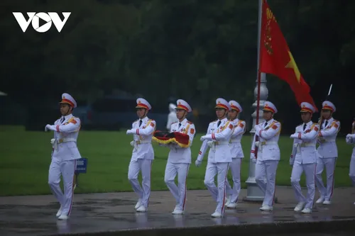 Lễ treo cờ rủ nguyên Chủ tịch nước Trần Đức Lương tại Quảng trường Ba Đình - ảnh 4