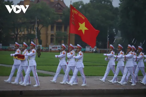 Lễ treo cờ rủ nguyên Chủ tịch nước Trần Đức Lương tại Quảng trường Ba Đình - ảnh 5