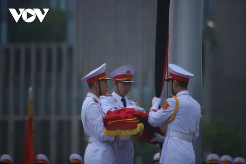 Lễ treo cờ rủ nguyên Chủ tịch nước Trần Đức Lương tại Quảng trường Ba Đình - ảnh 8