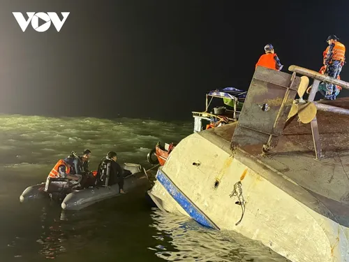 Vụ lật tàu ở Hạ Long: Trục vớt tàu tìm thấy thêm thi thể, 35 người tử vong, 10 người còn sống - ảnh 1