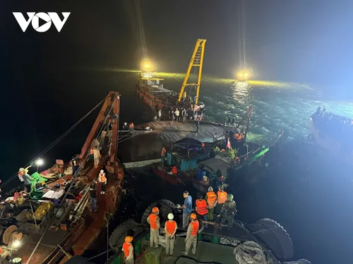 Vụ lật tàu ở Hạ Long: Trục vớt tàu tìm thấy thêm thi thể, 35 người tử vong, 10 người còn sống - ảnh 3