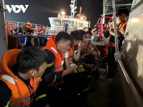 Vụ lật tàu ở Hạ Long: Trục vớt tàu tìm thấy thêm thi thể, 35 người tử vong, 10 người còn sống - ảnh 7