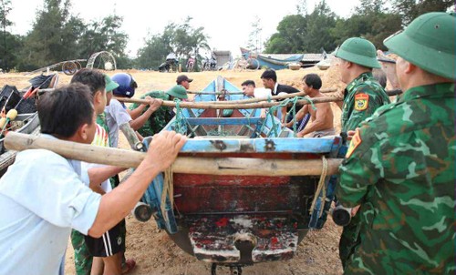 Bộ đội biên phòng tỉnh Quảng Trị hỗ trợ người dân ứng phó với bão, mưa lũ - ảnh 5