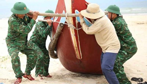 Bộ đội biên phòng tỉnh Quảng Trị hỗ trợ người dân ứng phó với bão, mưa lũ - ảnh 4