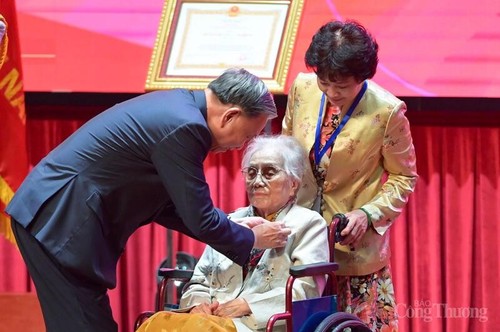 Nguyên Phó Chủ tịch nước Nguyễn Thị Bình được phong tặng danh hiệu Anh hùng Lao động - ảnh 1