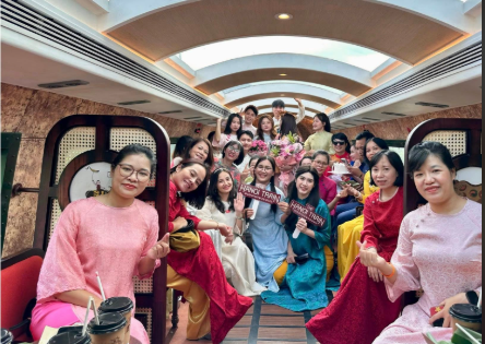 Chuyến tàu “Hà Nội 5 Cửa Ô” chạm đến trái tim du khách - ảnh 1