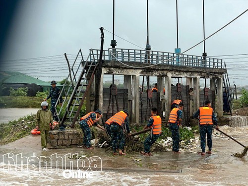 Sư đoàn Phòng không 377 nỗ lực giúp dân ứng phó mưa lũ - ảnh 1