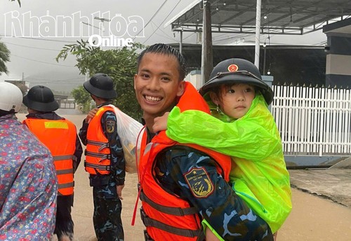 Sư đoàn Phòng không 377 nỗ lực giúp dân ứng phó mưa lũ - ảnh 6