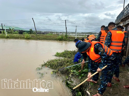 Sư đoàn Phòng không 377 nỗ lực giúp dân ứng phó mưa lũ - ảnh 2